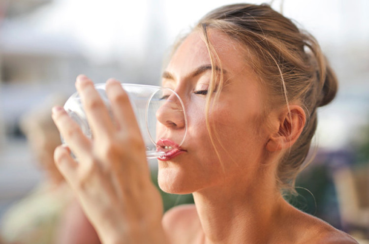 Saat atau Sehabis Makan, Kapan Waktu Tepat Minum Air?