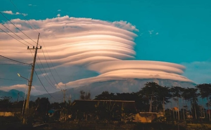 Gunung Lawu, Kabupaten Karanganyar, Jawa Tengah tertutupi awan bertopi Kamis (5/11). (MP/Istimewa)