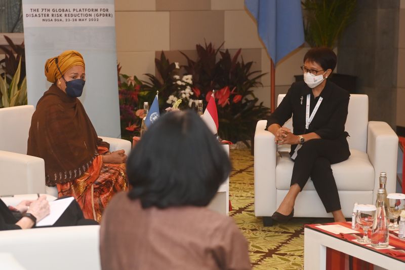 Menteri Luar Negeri Retno Marsudi (kanan) berbincang dengan Deputi Sekjen PBB Amina Mohammed (kiri) di Nusa Dua, Bali, Rabu (25/5/2022). (ANTARA FOTO/Akbar Nugroho Gumay/foc.