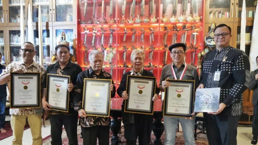 Fadli Zon Terima Lima Rekor Muri, Salah Satunya untuk Kolektor Poster Musik Terbanyak