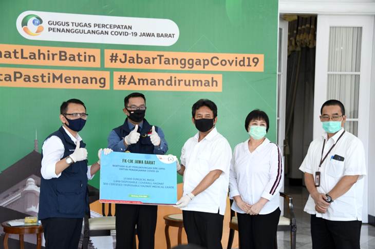 Gubernur Jabar Ridwan Kamil secara simbolis menyerahkan bantuan dari tujuh donatur kepada Gugus Tugas Percepatan Penanggulangan COVID-19 Jabar dan organisasi Jabar Bergerak, di Gedung Pakuan, Kota Bandung, Rabu (20/5). (Foto: MP/Humas Jabar)