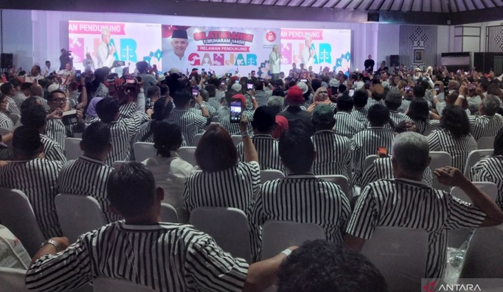 Ganjar Klaim Desain Baju Hitam Putih Relawannya Pilihan Jokowi
