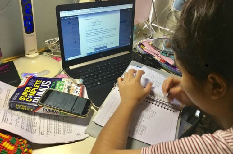 Siswa Mulai Stres Belajar di Rumah