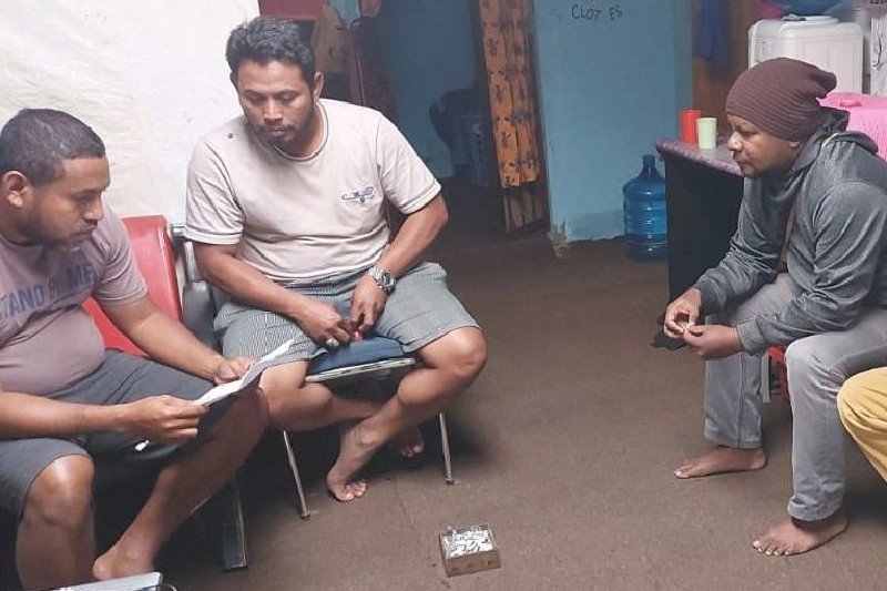 Pertemuan di Polsek Sugapa, Kab. Intan Jaya terkait penembakan warga yang dilakukan KKB pimpinan Undius Kogoya. (ANTARA/HO/Humas Polda Papua)