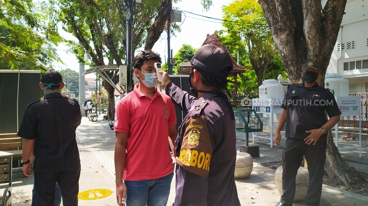 Ratusan petugas protokol new normal bersiaga di Malioboro, Yogyakarta. (Foto: MP/Teresa Ika)