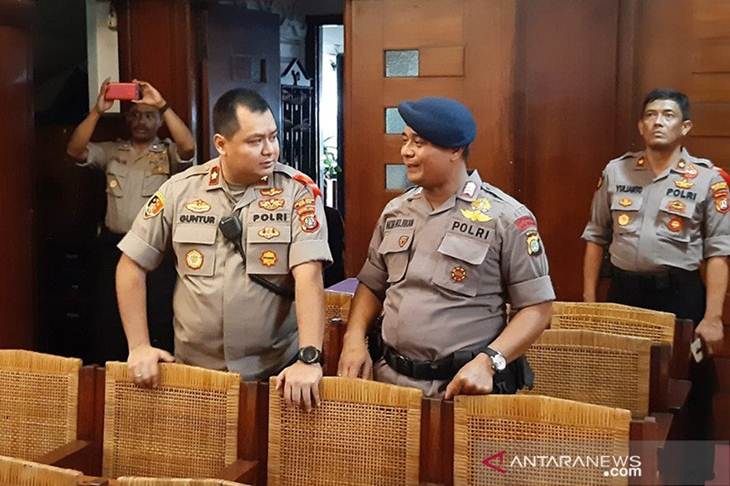 Foto Dok - Kapolsek Metro Menteng AKBP Guntur melakukan penyisiran di GPIB Paulus jelang perayaan malam Natal, Selasa (24/12/2019). ANTARA/Livia Kristianti/am.
