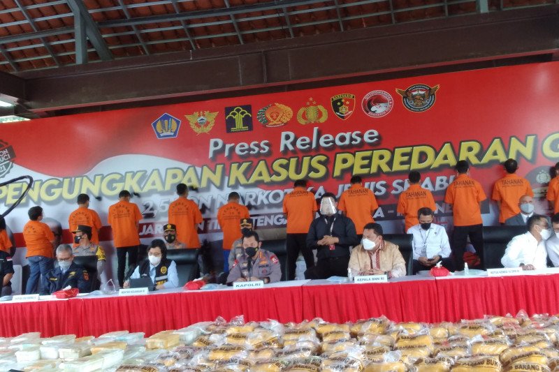 Kapolri Jenderal polisi Listyo Sigit Prabowo saat jumpa pers terkait kasus Narkotika jenis sabu-sabu seberat 2,5 ton di Mabes Polri, Jakarta, Rabu (28/4/2021) (ANTARA/Fauzi Lamboka)