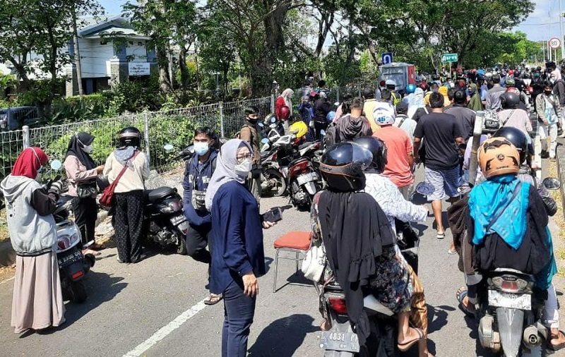 Tes COVID-19 di Suramadu, Jawa Timur. (Foto: Antara)