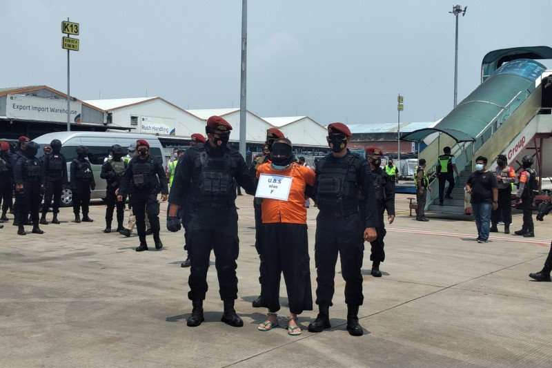 Terduga teroris UBS alias F atau Fahim disebut pimpinan Kelompok Fahim tiba di Bandara Soekarno Hatta, Tanggerang, Kamis (18/3/2021) (ANTARA/Fauzi Lamboka)