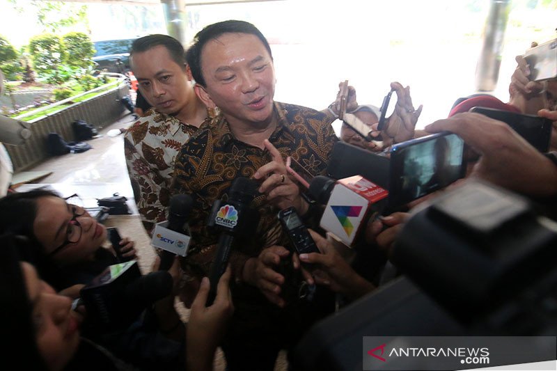 Basuki Tjahaja Purnama atau akrab disapa Ahok menjawab pertanyaan wartawan saat tiba di Kantor Kementerian BUMN, Jakarta, Senin (25/11/2019). Kehadiran Ahok di Kementerian BUMN untuk menerima surat keputusan (SK) menjadi Komisaris Utama PT Pertamina (Persero). ANTARA FOTO/Hiro/app/foc. (ANTARA/HIRU)