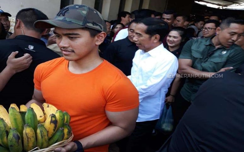  Sebelum Balik Jakarta, Jokowi Bersama Keluarga Borong Buah di Pasar Gede