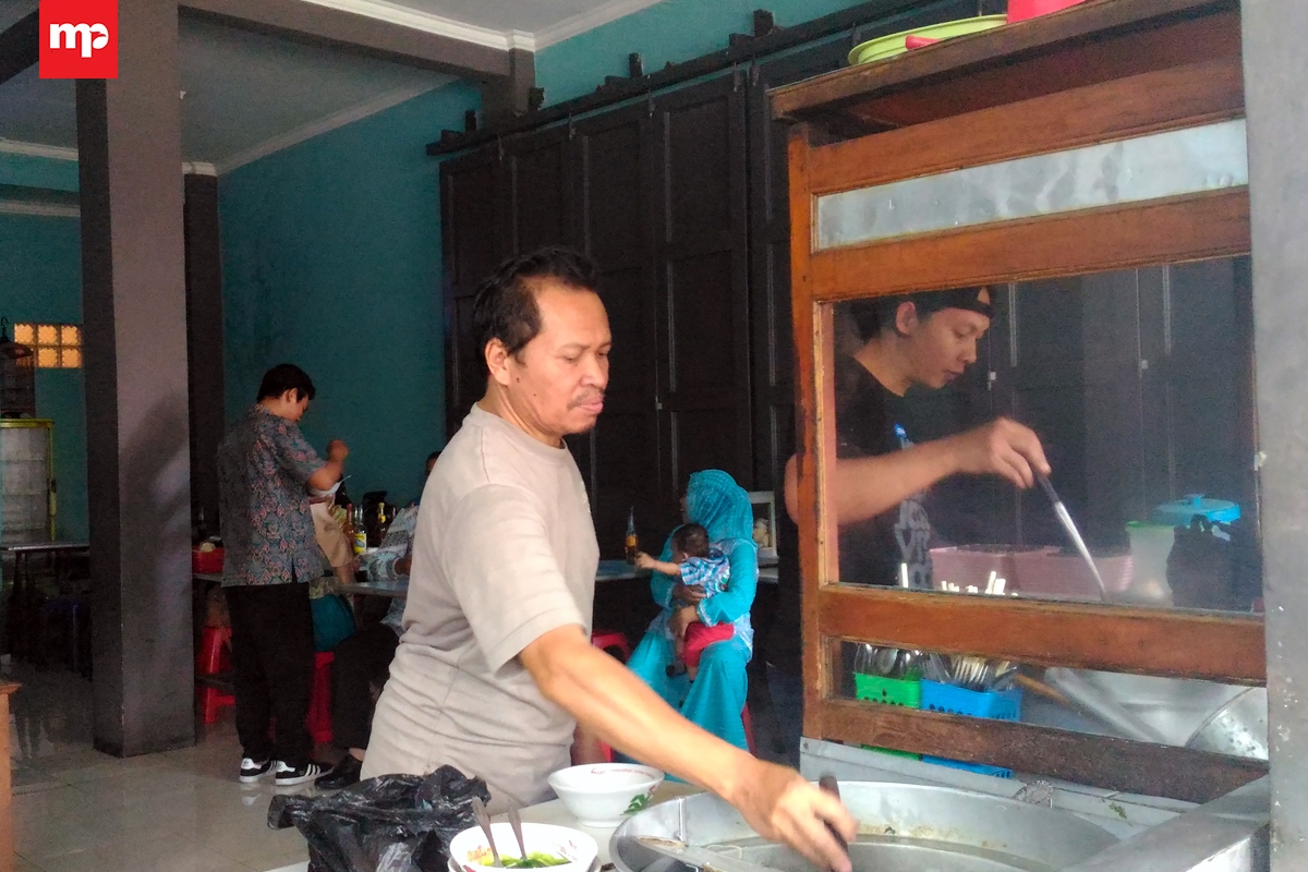 Kisah Eno, Pedagang Bakso yang Berhasil Kuliahkan Anaknya ke UGM dan IPB