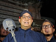Saat Anies Terima Replika Tombak Cakra Pangeran Diponegoro