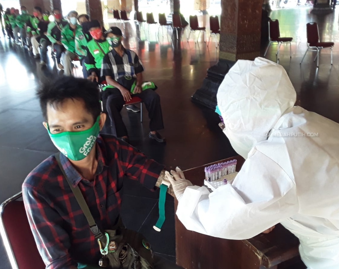 Rawan Tertular COVID-19, Ojol dan Opang di Solo Ikuti Rapid Test