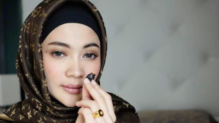 Kenakan Hijab, Indah Dewi Pertiwi Banjir Pujian 
