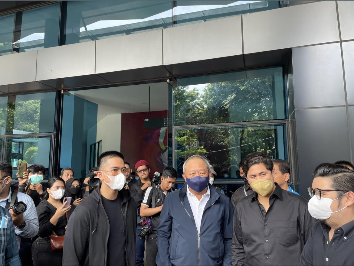 CEO Persis Solo Kaesang Pangarep dan Direktur Utama Persib Bandung Glenn Sugita hadir ketika Erick Thohir mengembalikan formulir kesediaan didukung untuk maju jadi bakal caketum PSSI di GBK Arena, Jakarta, Minggu (15/1). (BolaSkor.com/Rizqi Ariandi)