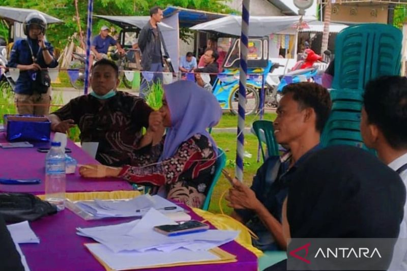 Salut, Anggota KPPS Perempuan Ini Tetap Bertugas dengan Tangan Terinfus