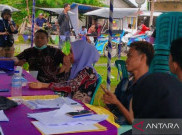 Salut, Anggota KPPS Perempuan Ini Tetap Bertugas dengan Tangan Terinfus