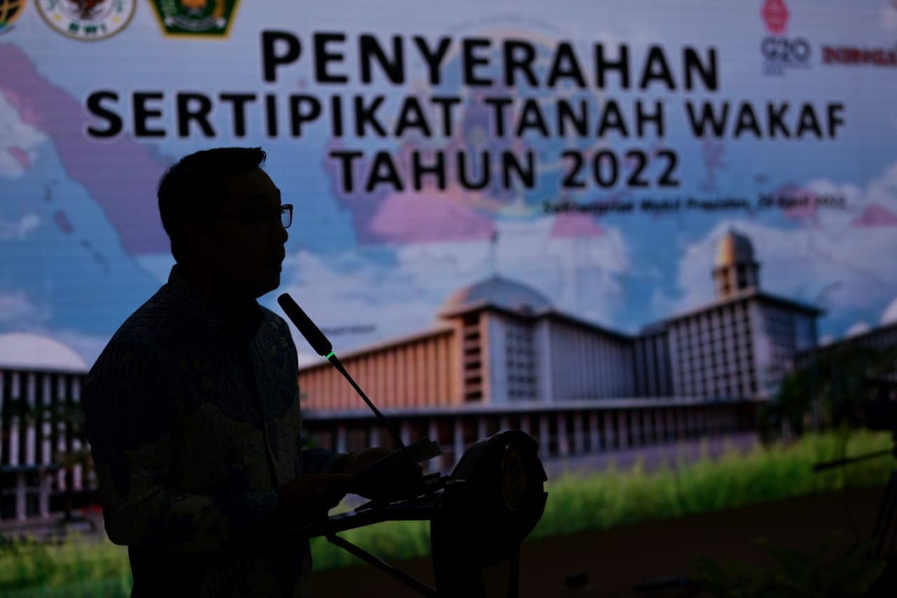 Gubernur Jawa Barat Ridwan Kamil saat memberikan sertifikat tanah wakaf bagi kabupaten/kota, Senin (25/4/2022). (Humas Jabar)