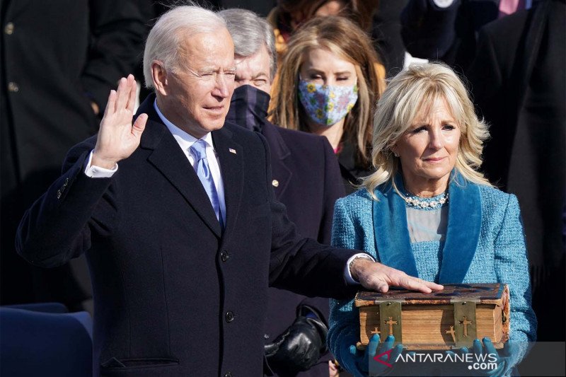Joe Biden (kiri) saat dilantik sebagai Presiden ke-46 Amerika Serikat di Front Barat Capitol AS di Washington, Amerika Serikat, Rabu (20/1/2021). ANTARA FOTO/REUTERS/Kevin Lamarque/rwa.