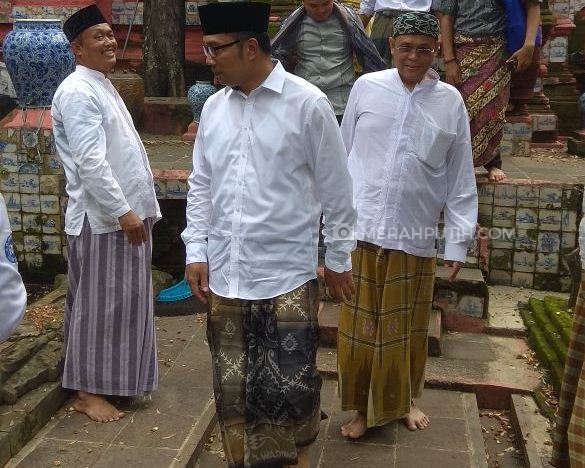 Pesan Menohok Dua Kuncen Makam Sunan Gunung Jati ke Kang Emil