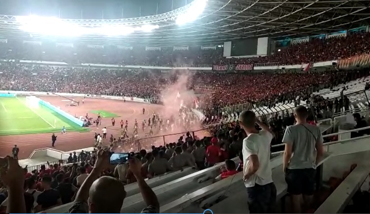 Kerusuhan warnai laga Indonesia vs Malaysia. (BolaSkor.com/Tengku Sufiyanto)