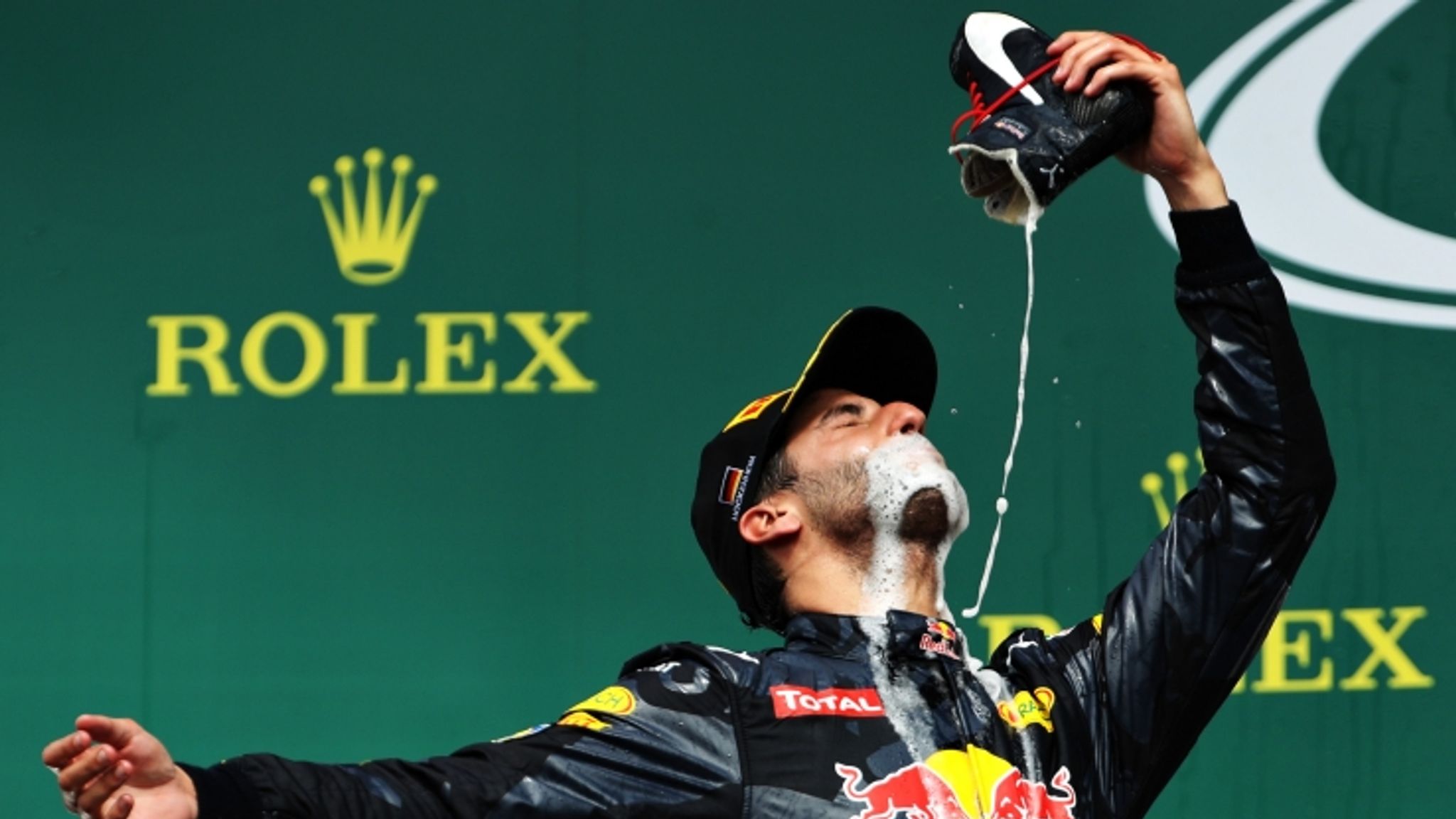 Selebrasi 'Shoey' yang Dilakukan Ricciardo Terbukti Mengancam Kesehatan