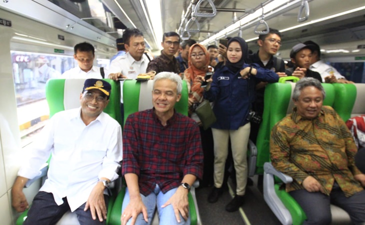Menhub Budi Karya Sumadi bersama gubernur Jawa Tengah Ganjar Pranowo menjajal kereta api bandara di Solo