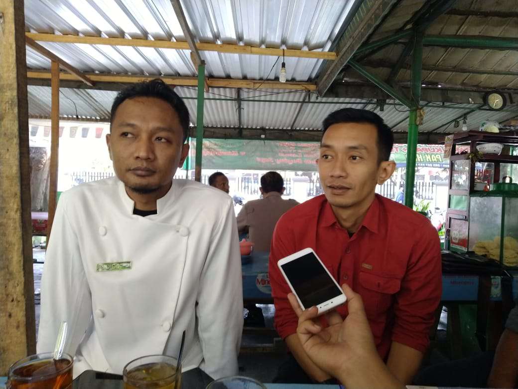 Ketua Panpel Persis Solo, Didik Daryanto (kiri) memberikan keterangan terkait persiapan laga Persis Solo vs PSIM Jogja, Kamis (15/8). (MP/Ismail) 