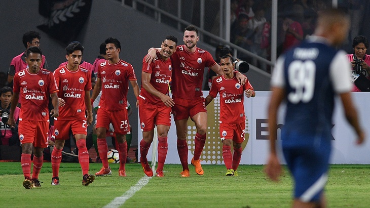 Pemain Persija Jakarta Marko Simic (kelima kiri) dan rekannya melakukan selebrasi usai mencetak gol ke gawang Arema FC. (ANTARA FOTO/Sigid Kurniawan)