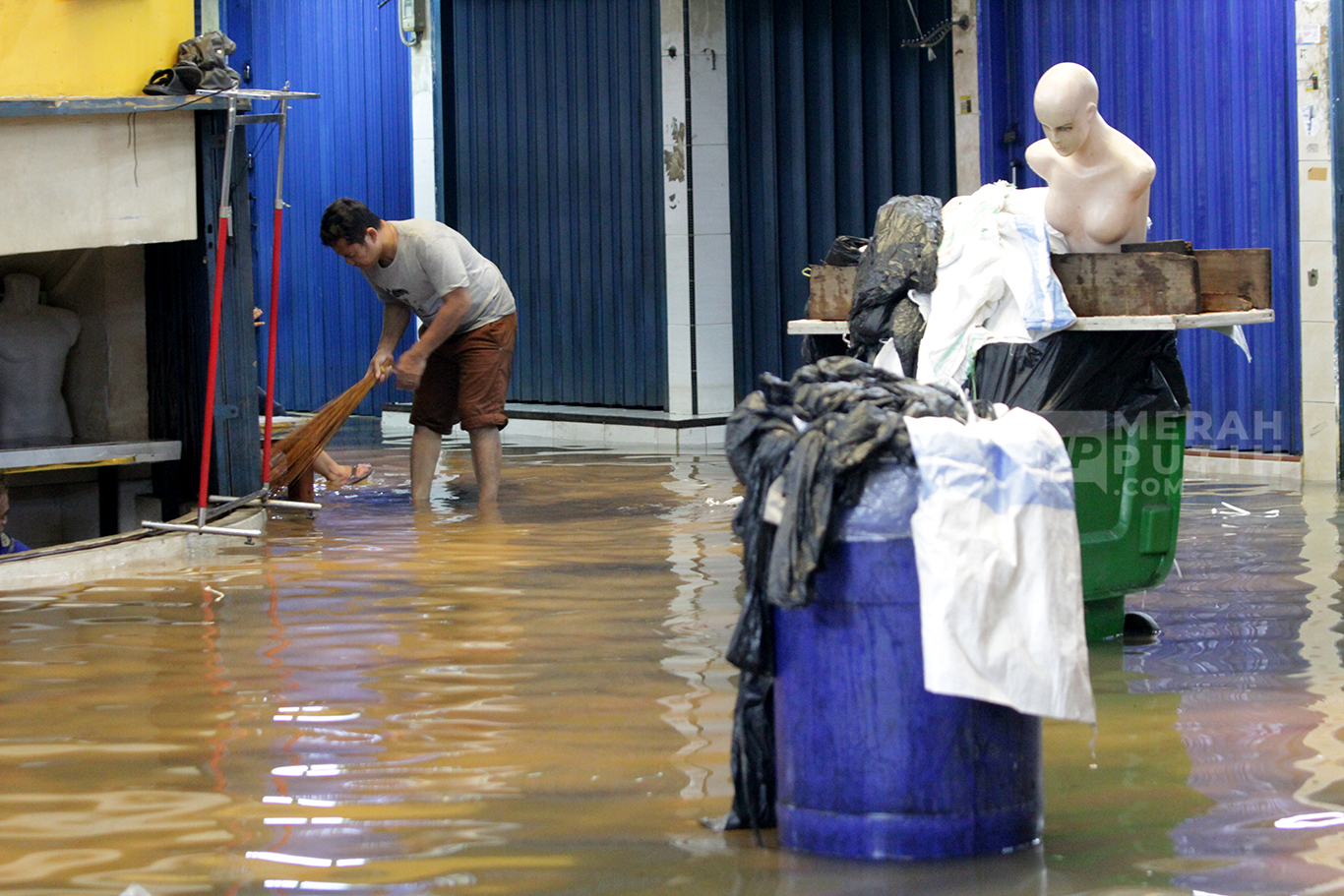 Curah Hujan Tinggi Picu Banjir di Pasar Cipulir Jakarta Selatan