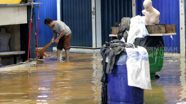 Curah Hujan Tinggi Picu Banjir di Pasar Cipulir Jakarta Selatan