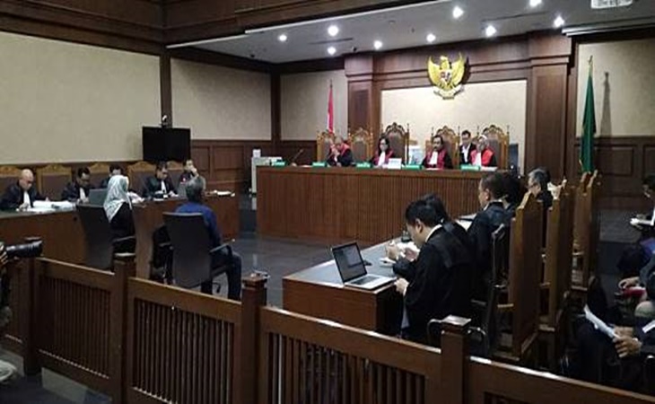 Neng Ulfah memberikan kesaksian dalam sidang kasus korupsi Wawan di Pengadilan Tipikor