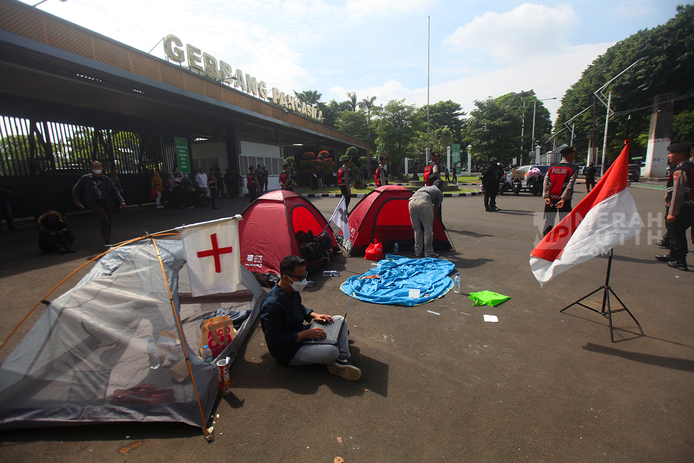 Aksi Aktivis Tolak RUU TNI Dirikan Tenda dan Berkemah di Gerbang Pancasila Gedung DPR