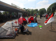 Aksi Aktivis Tolak RUU TNI Dirikan Tenda dan Berkemah di Gerbang Pancasila Gedung DPR