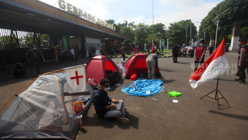 Aksi Aktivis Tolak RUU TNI Dirikan Tenda dan Berkemah di Gerbang Pancasila Gedung DPR