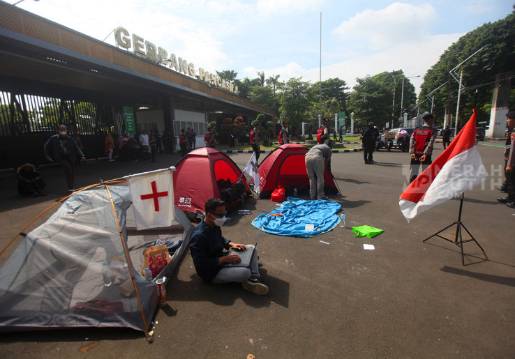 Aksi Aktivis Tolak RUU TNI Dirikan Tenda dan Berkemah di Gerbang Pancasila Gedung DPR
