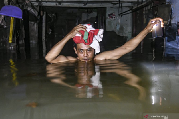 Rumah Warga di Cipinang Melayu 'Dibanjiri' Sampah