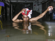 Rumah Warga di Cipinang Melayu 'Dibanjiri' Sampah