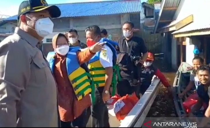 Mensos Risma Ingatkan Warga Tepian Sungai Kapuas Tetap Siaga