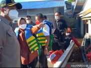 Mensos Risma Ingatkan Warga Tepian Sungai Kapuas Tetap Siaga