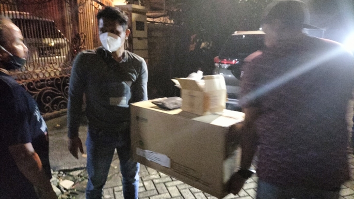 Polisi membawa sejumlah barang bukti dari rumah pelaku penipuan berkedok utusan Presiden Joko Widodo berinisial AH di kawasan Kembangan, Jakarta Barat, Jumat (27/8/2021) ANTARA/Walda