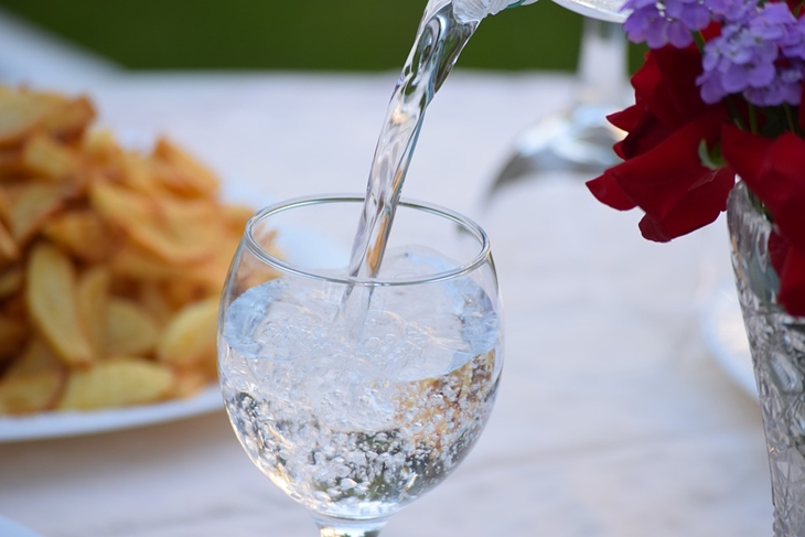 Kamu harus banyak minum air saat buka dan sahur. (Foto: Pixabay/ExplorerBob)