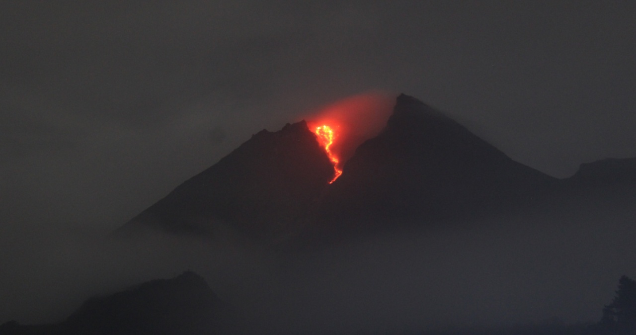 Gunung Merapi Muntahkan 4 Kali Guguran Lava Sejauh 1,2 Km