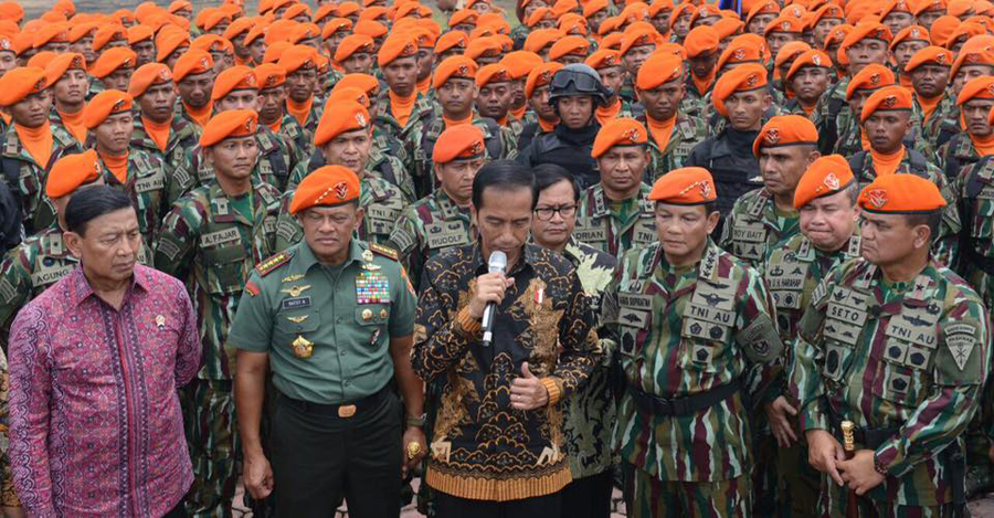 Presiden Jokowi saat bersama prajurit Korpaskhas. (Biro Pers Setpres via FB Presiden Joko Widodo)