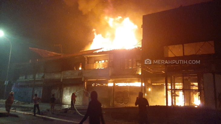 Bioskop Mulia Agung (Grand) di Simpang Lima Senen, Jakarta Pusat, hangus terbakar pada Kamis (8/10) malam. (Foto: MP/Kanugrahan)