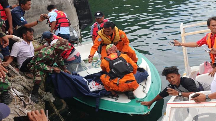 Tim SAR di Danau Toba