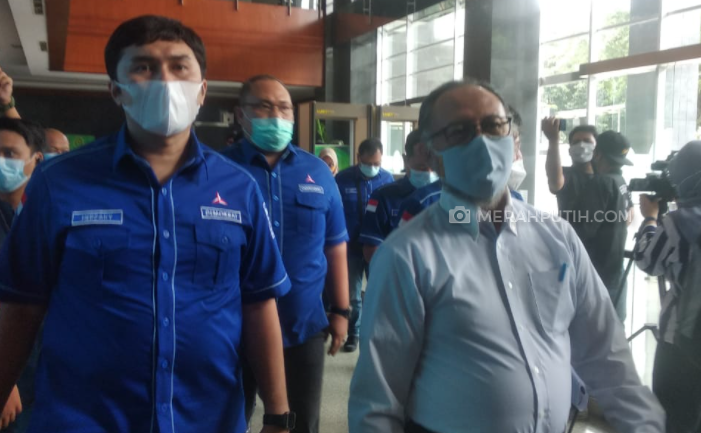 Mantan Pimpinan Komisi Pemberantasan Korupsi (KPK) Bambang Widjojanto (Kanan) (MP/Ponco Sulaksono)