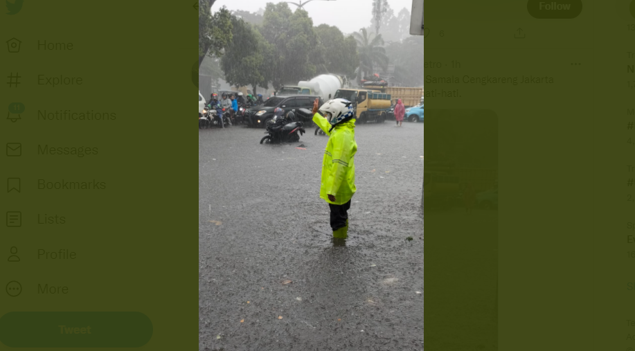 Depan Hotel Samala Cengkareng Ada Genangan, Pengendara Diminta Hati-Hati