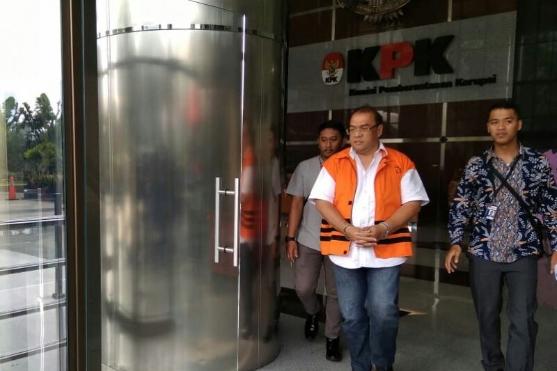 Agus Winoto saat digelandang ke Gedung KPK Jakarta